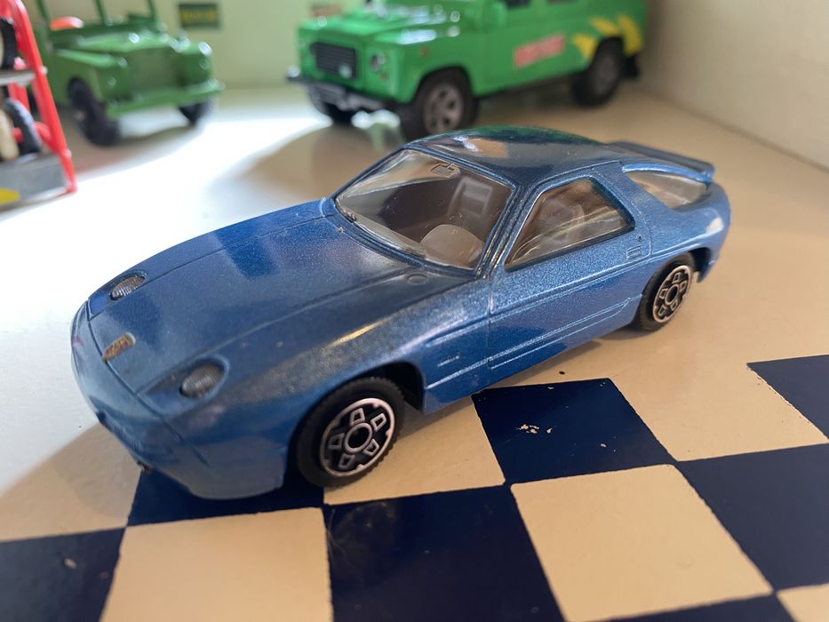 Porsche 928 1/43 Burago Metallic Blue