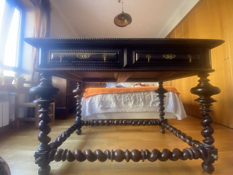 Mesa buffet em pau santo, estilo torcidos e tremidos