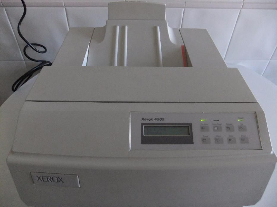 Impressora Laser Xerox 4505 a funcionar.