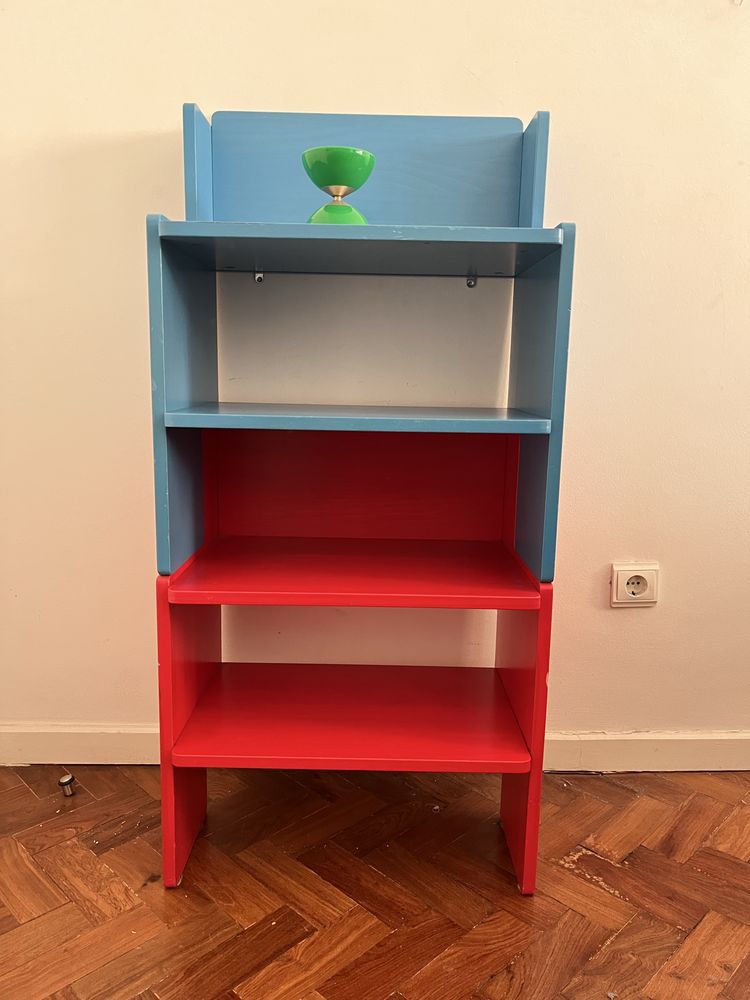 Prateleira de madeira ikea para quarto de criança