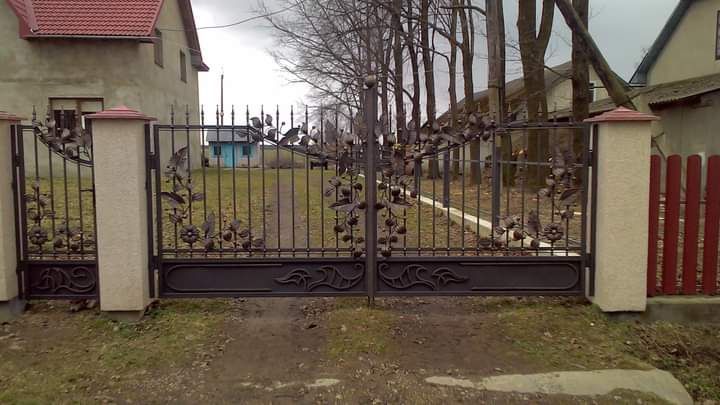 Ковані ворота і хвіртка