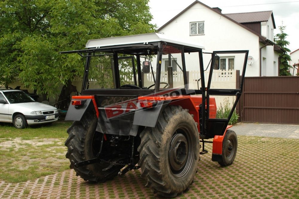 Kabina URSUS C-360 NAGLAK z metalowymi kanciastymi błotnikami C360