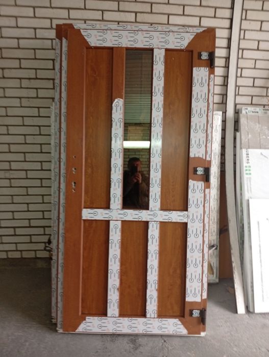 Продаються м/п двері нові по собі вартості. Зов. Зол. ДУБ