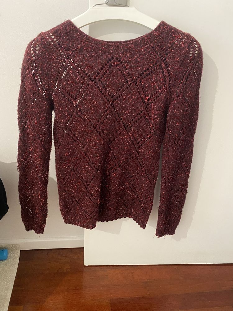 Camisola malha vermelha.