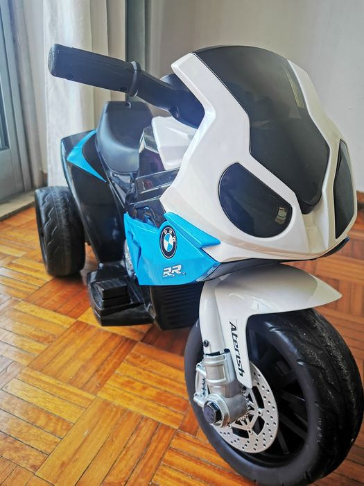 Mota BMW eléctrica com carregador