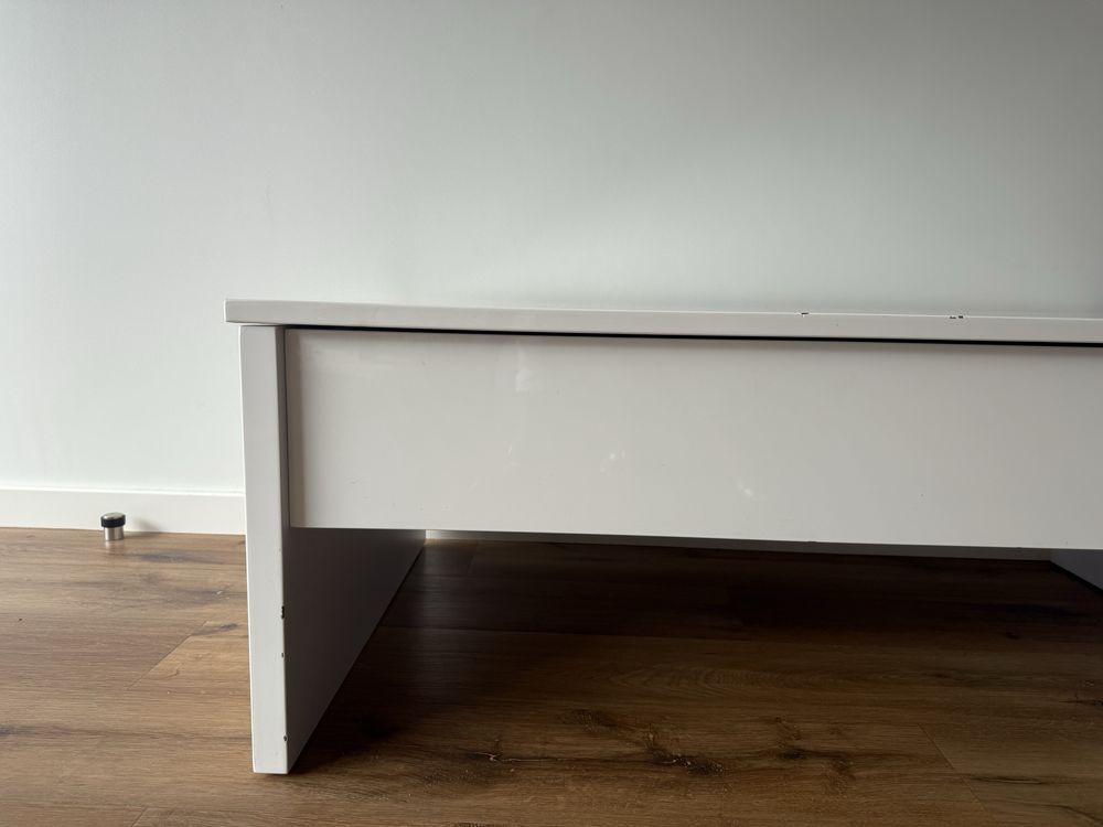 Mesa de centro branca com tampo elevatório