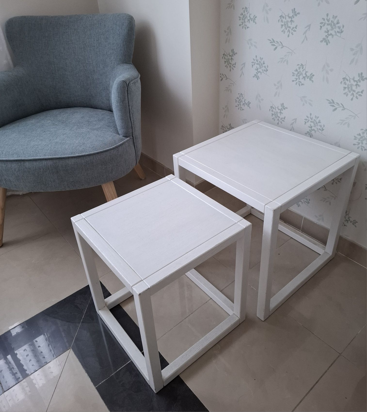 Mesa dupla de apoio em madeira branca