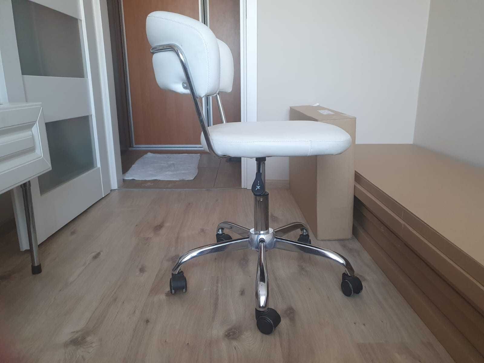 białe krzesło biurowe