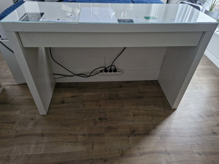 Toaletka IKEA MALM – biała, szklany blat