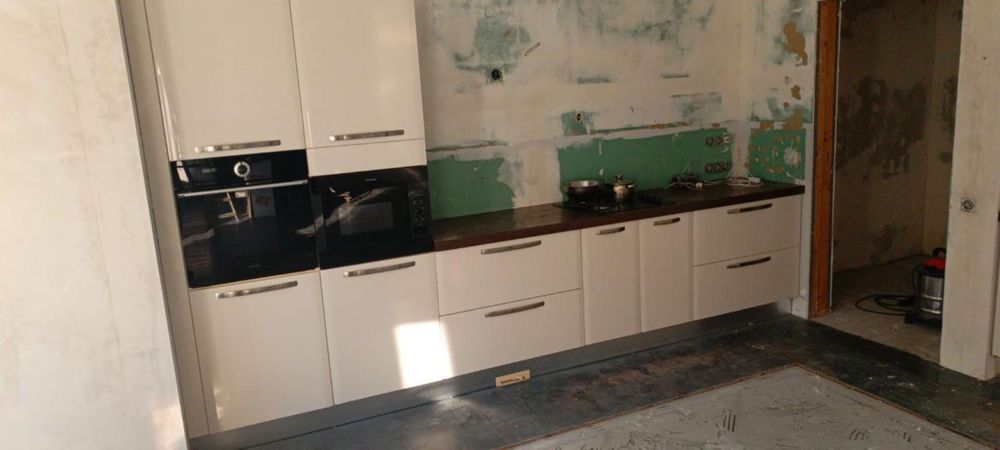 Кухня з вбудованою  духовкою і мікрохвильовкою  ( в робочому стані)