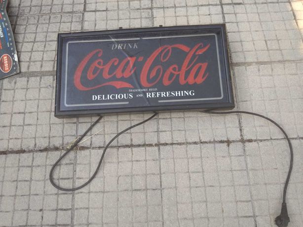 Placa publicitária vintage com iluminação Coca Cola