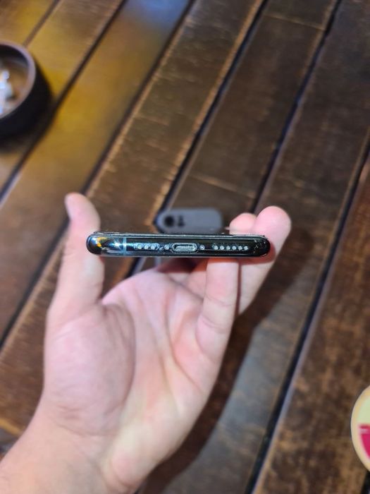 Продави Айфон 11про 256гб все роботает отлично торутон фейс нфс …………..