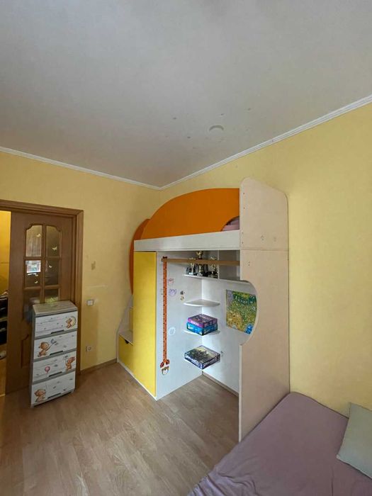 Ліжко-горище з шафою, місцем для столу і висувними ящиками у сходах