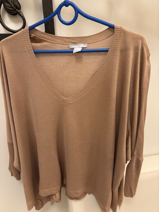 Kamelowy sweterek w serek uniwersalny h&m