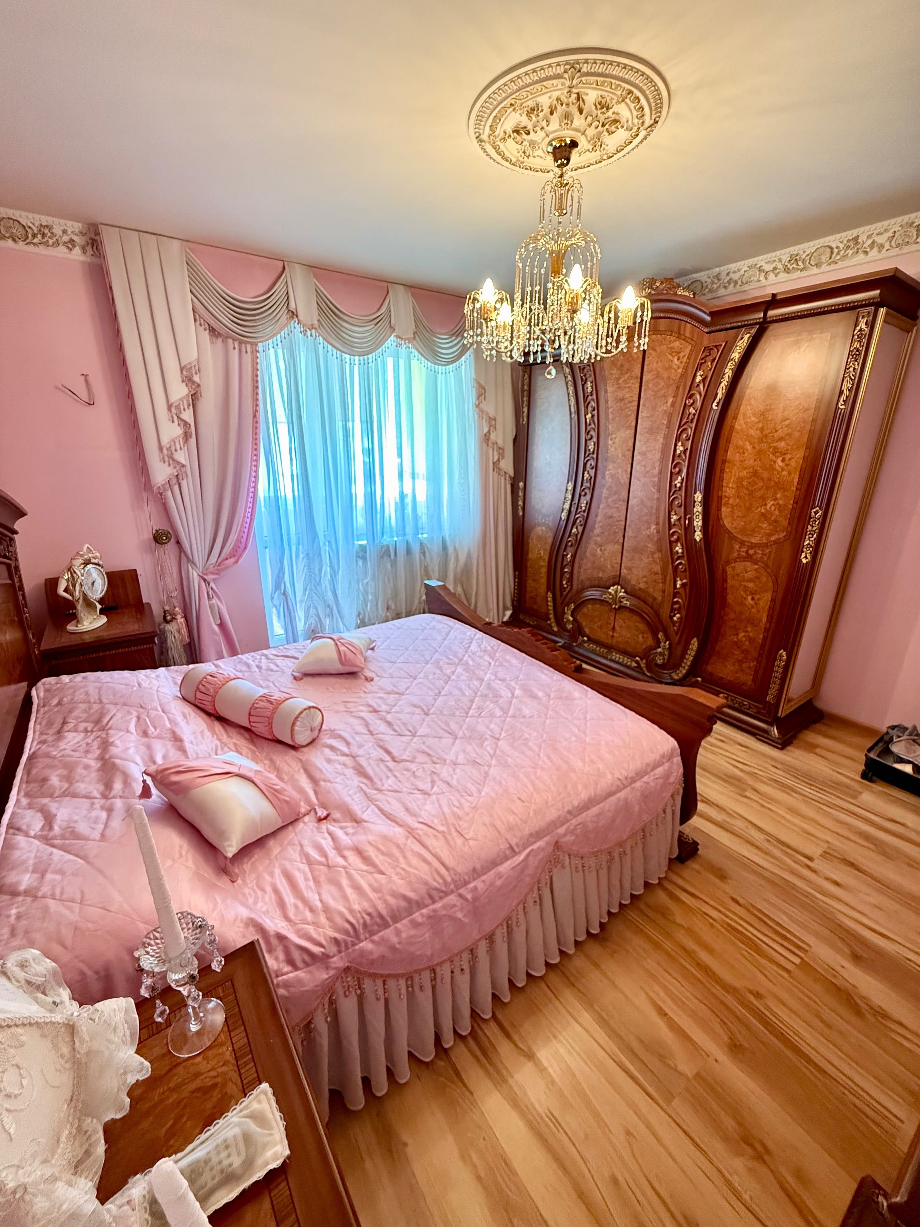 Продається комплект: покривало 180×200 см + 3 декоративні подушки