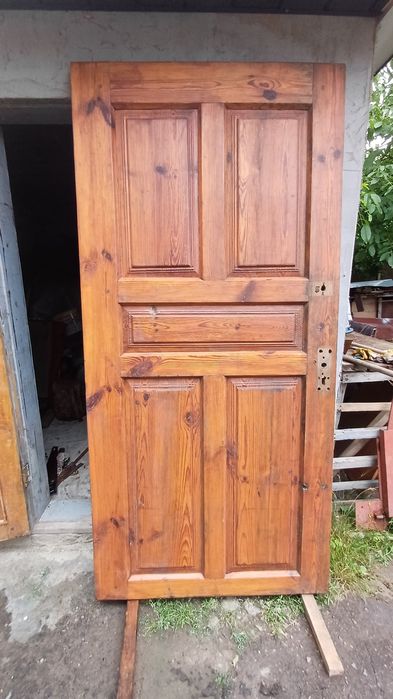 Двери деревянные.