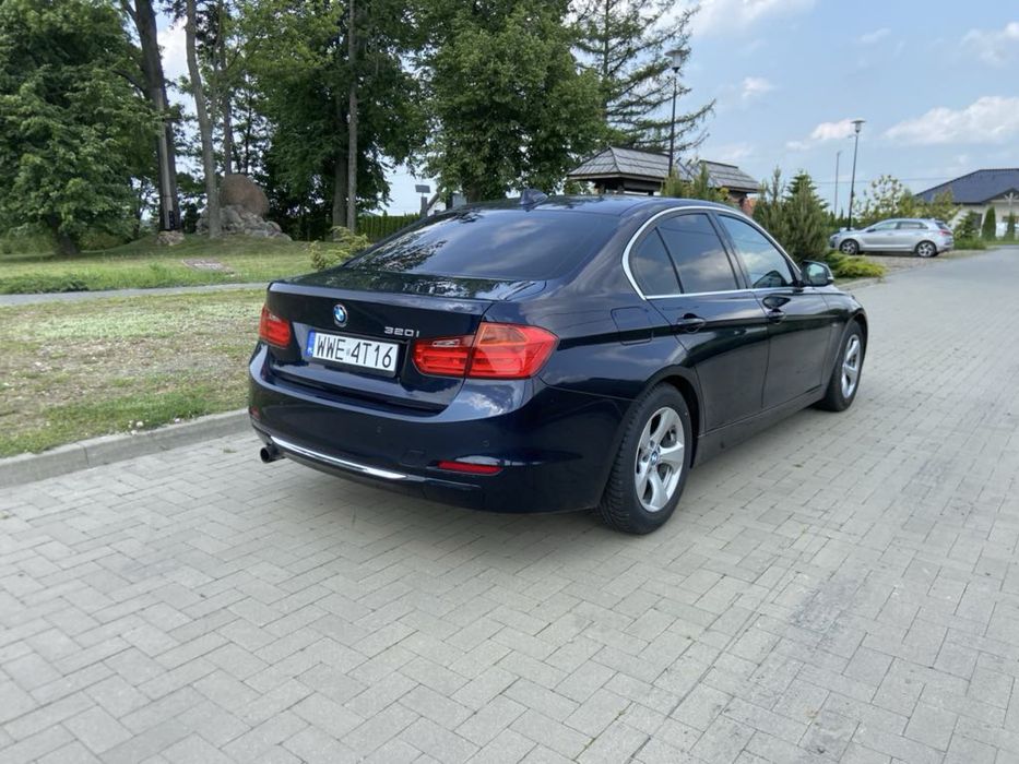 Bmw f30 320i.       …