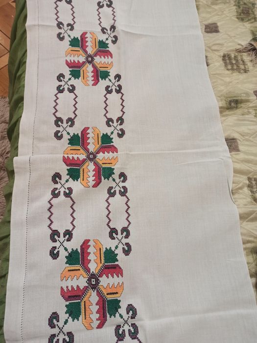 Продам шторки вишивані на ліжко