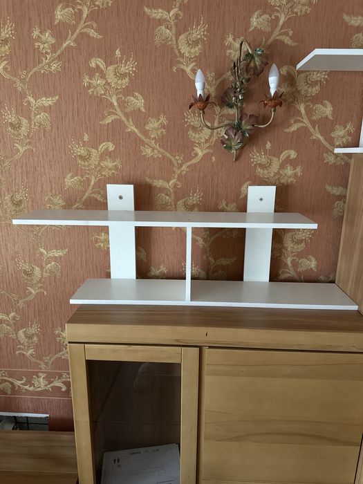 Полки на стіну білі є 5 шт