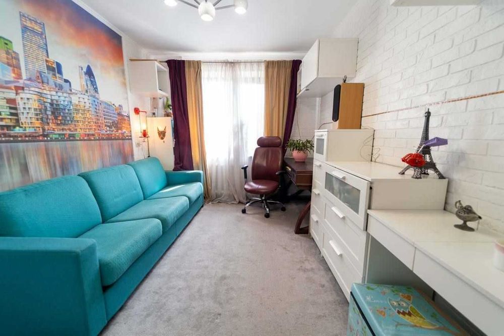 Продам  4 кімнатну квартиру з вітальнею на  вулиця Євгена Танцюри