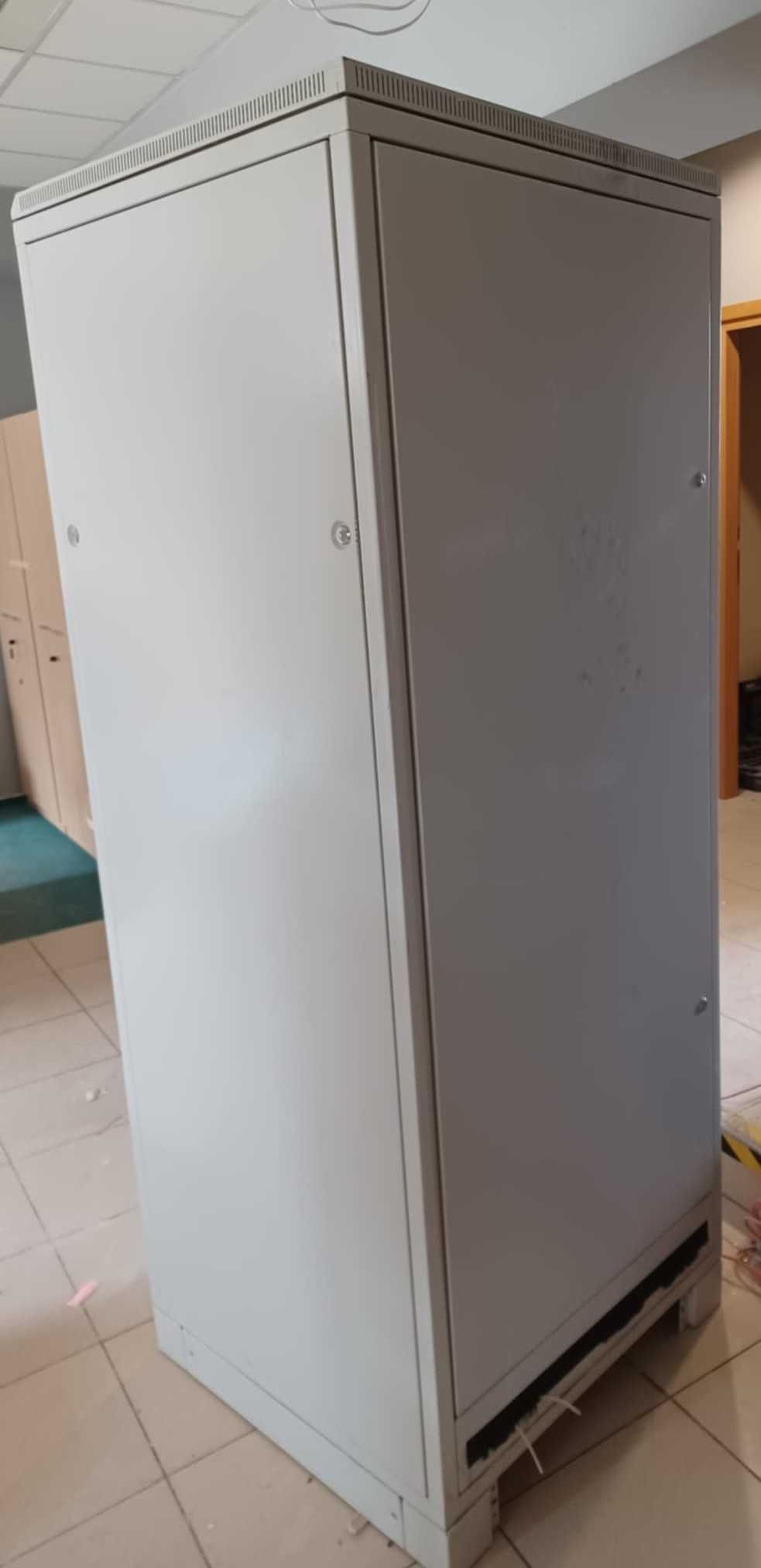 Szafa rack 19" 42U 800x800x2100 stojąca z szybą, używana