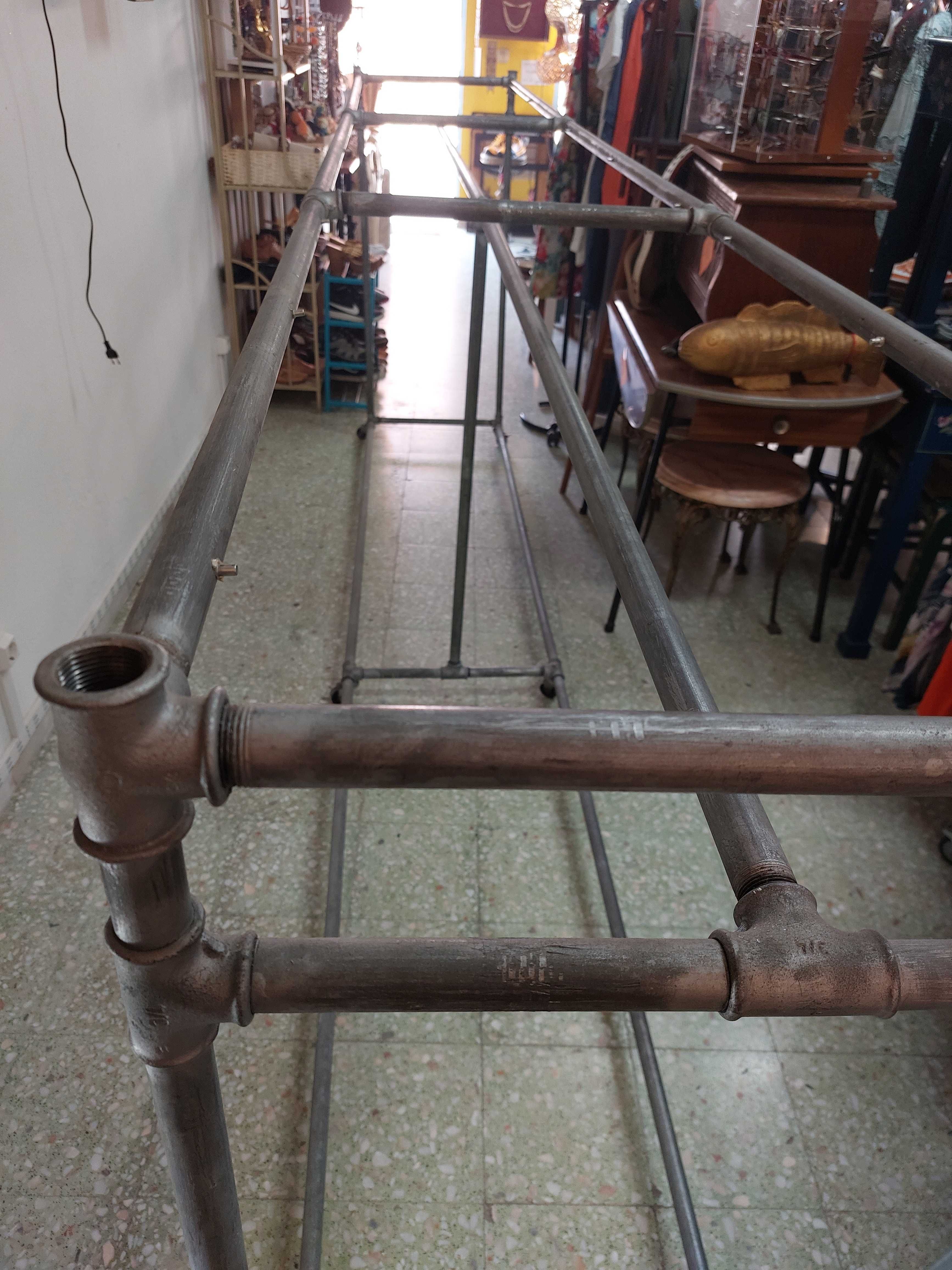 Expositor para  Loja em Tubo metálicos de água