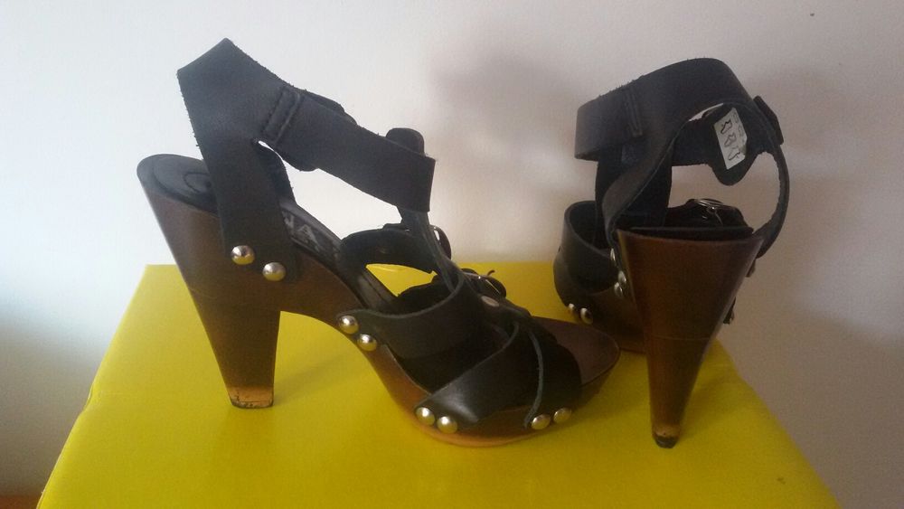 Vendo uma sandalias em pele n36