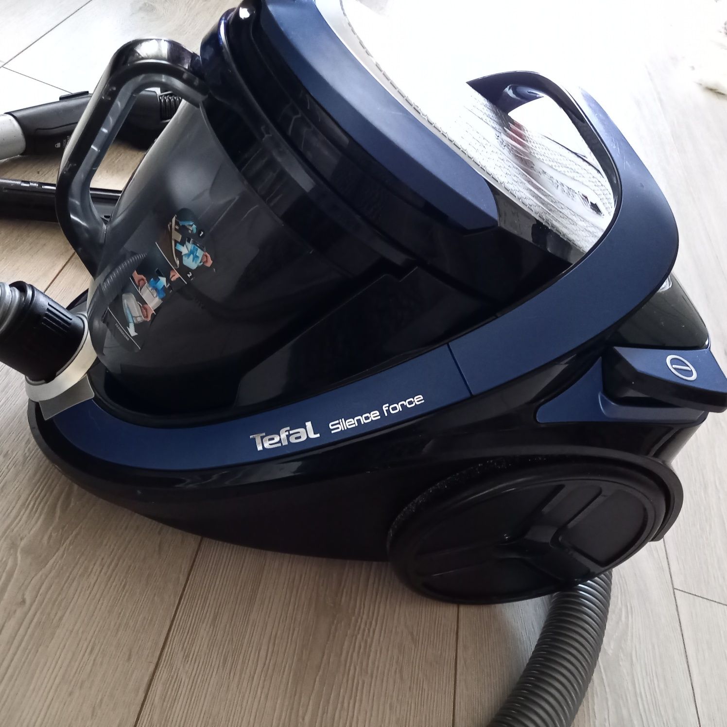 Odkurzacz bezworkowy Tefal TW7681EA Silence Force Cyclonic
 Silence F
