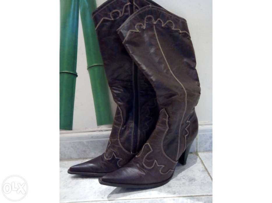 Botas castanhas tipo vaqueiro