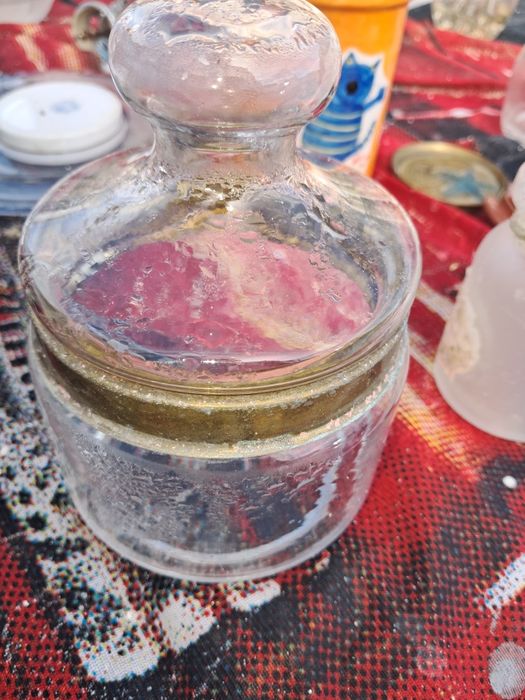 Pote em vidro e metal