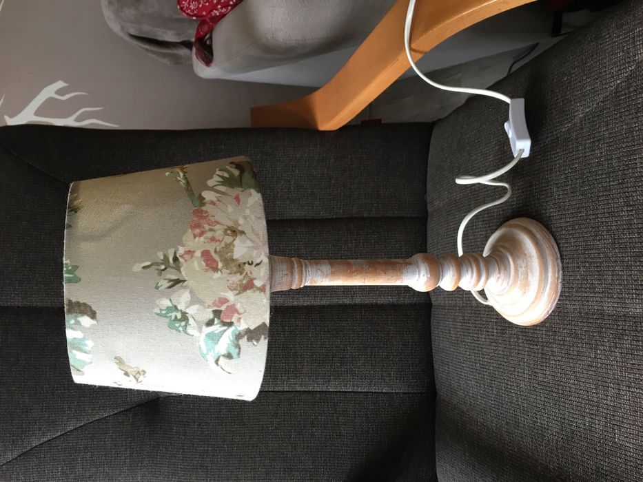 Drewniana lampka boho. Lampa Zara klosz w kwiaty angielski styl