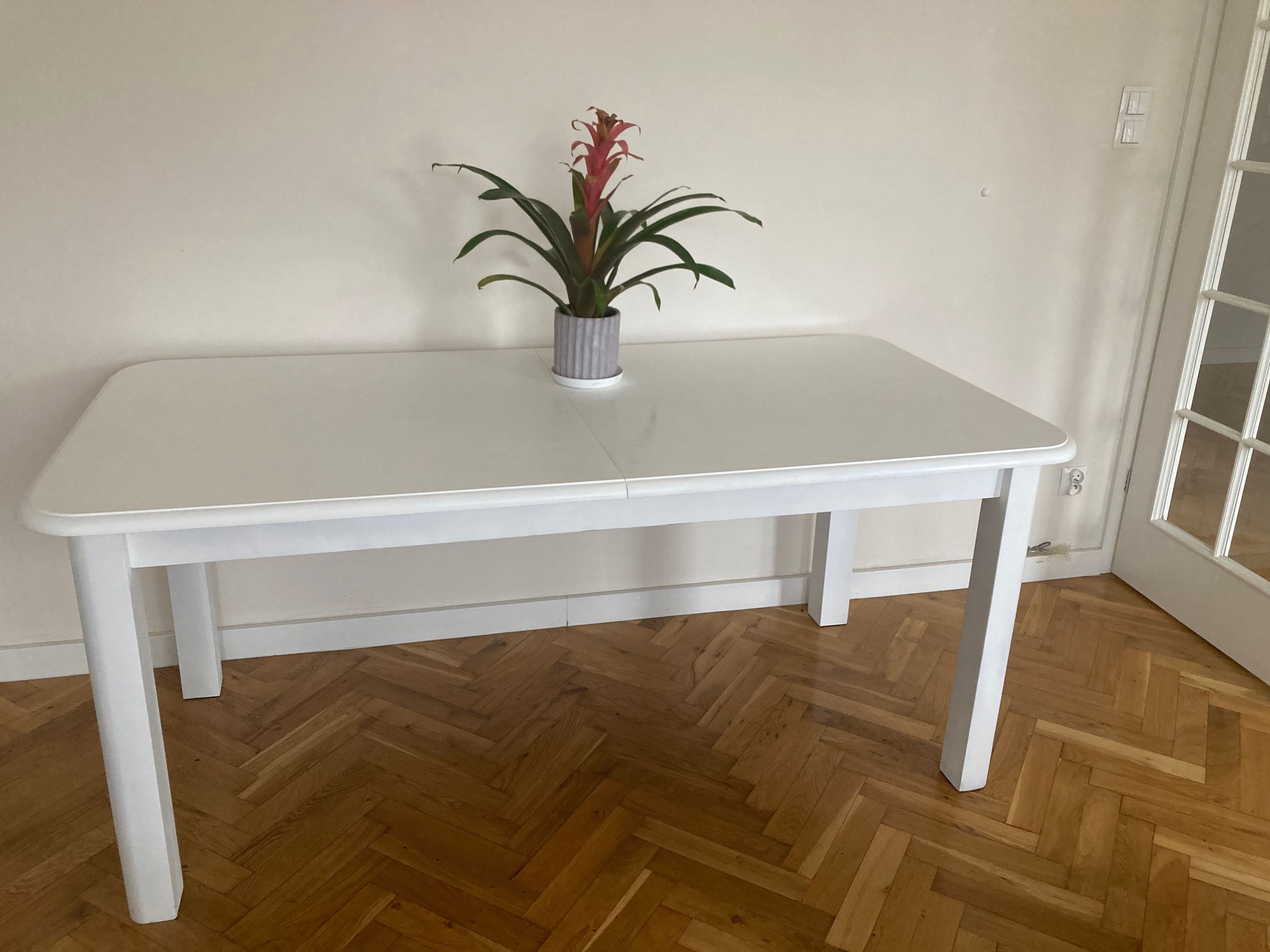 Biały rozkładany stół z drewna