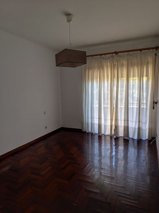 T2 com duas frentes,  terraço e garagem fechada