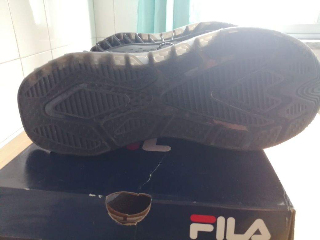 Vendo Ténis novos da marca FILA N 43