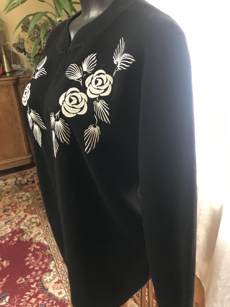 SWETER  czarny z aplikacją różą roz. 42-44 jak NOWY