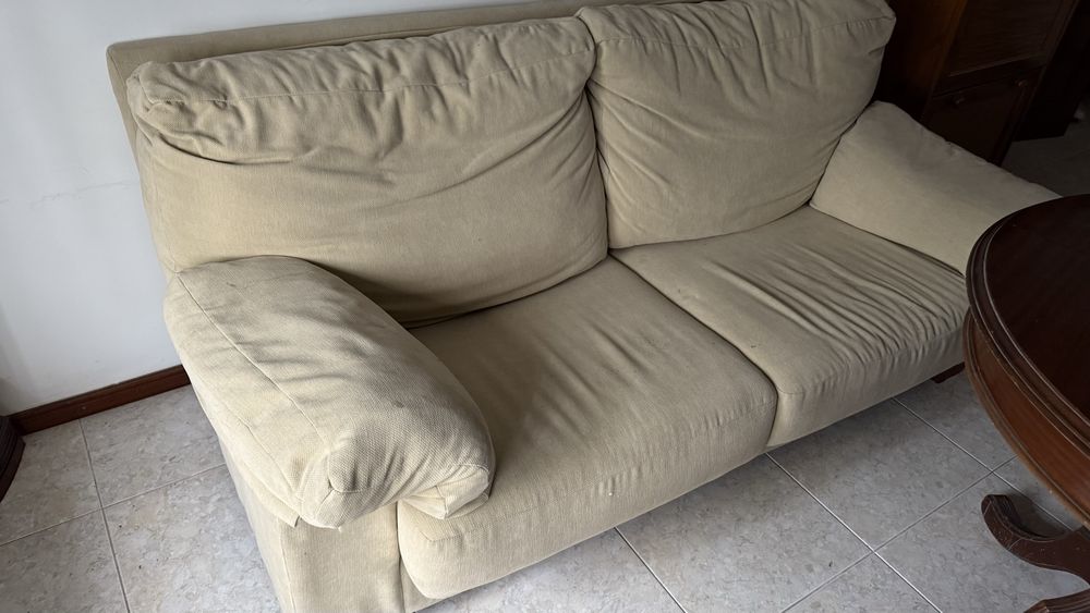 Sofá + Poltrona (necessita de limpeza)