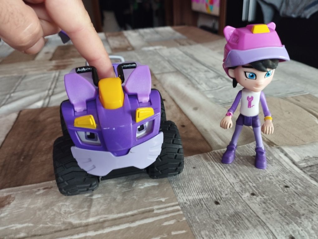 Rev & Roll Veículos com Figura