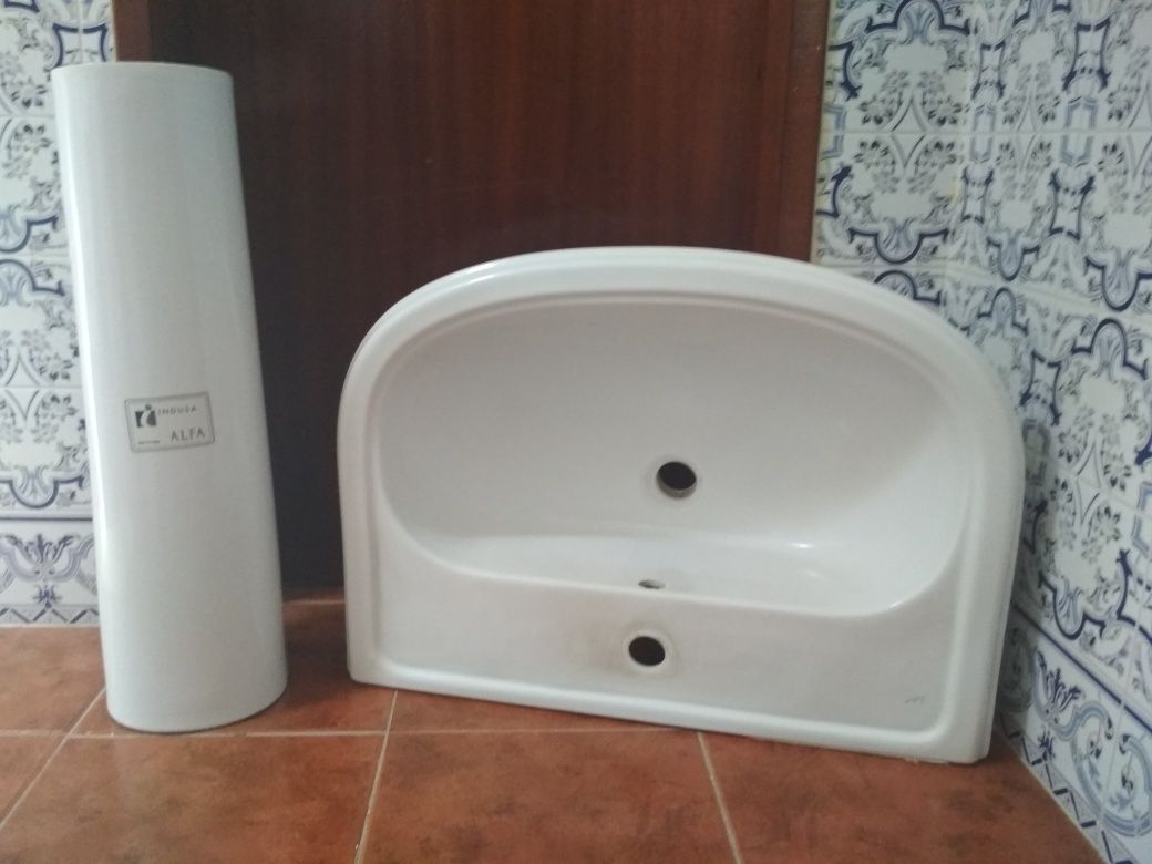 Lavatório com pé Indusa Alfa.