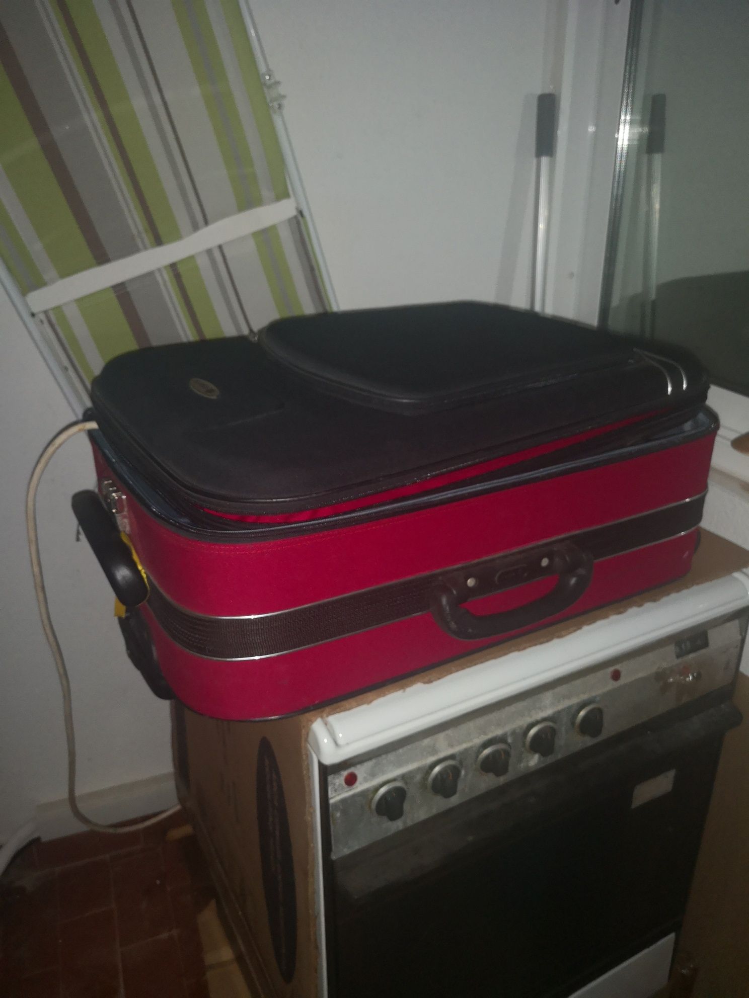 Mala de viagem com todos os fechos bons