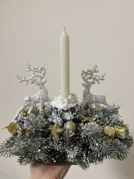 Новорічна композиція з оленями та свічкою