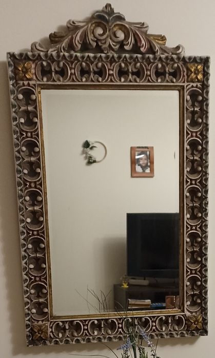 Credência antiga com espelho. Em bom estado.