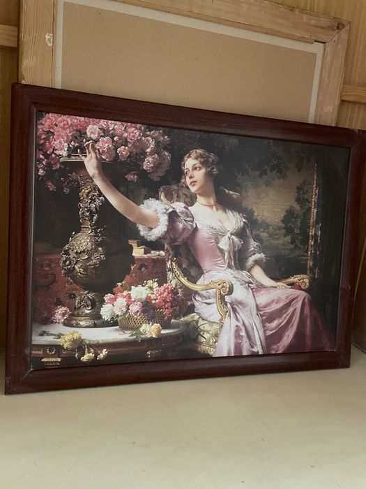 Reprodukcja obraz Dama w liliowej sukni z kwiatami w brązowej ramie