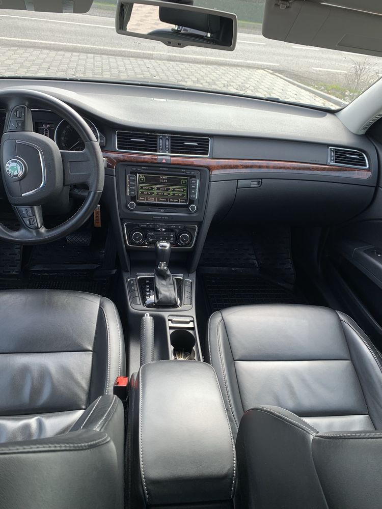 SKODA.     Superb