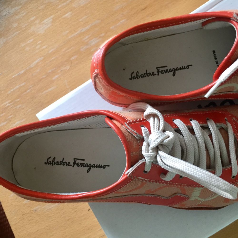 Ténis/sapatos originais, de marca italiana Salvatore Ferragamo.
