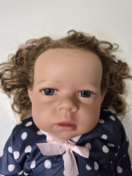 Realistyczna lalka bobas z niebieskimi oczami