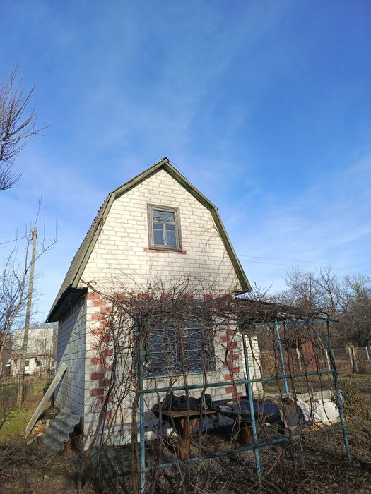 Дача ЗАЗ поряд із зупинкою.