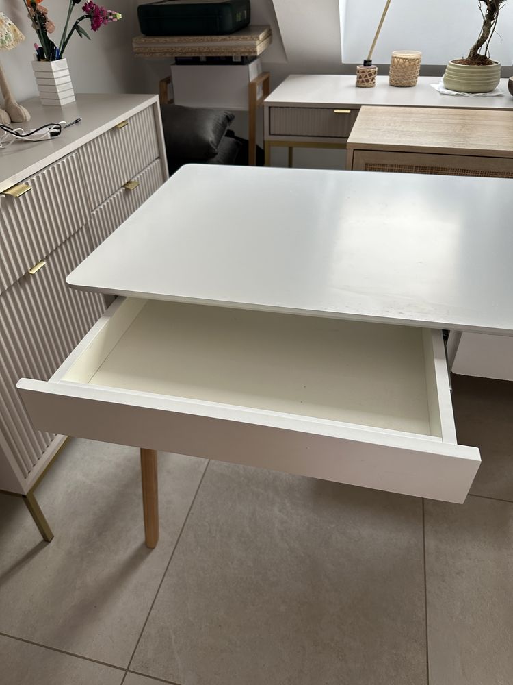 Stół Dyanaz MDF lakierowanego i nogami z litego drewna 120x60 cm