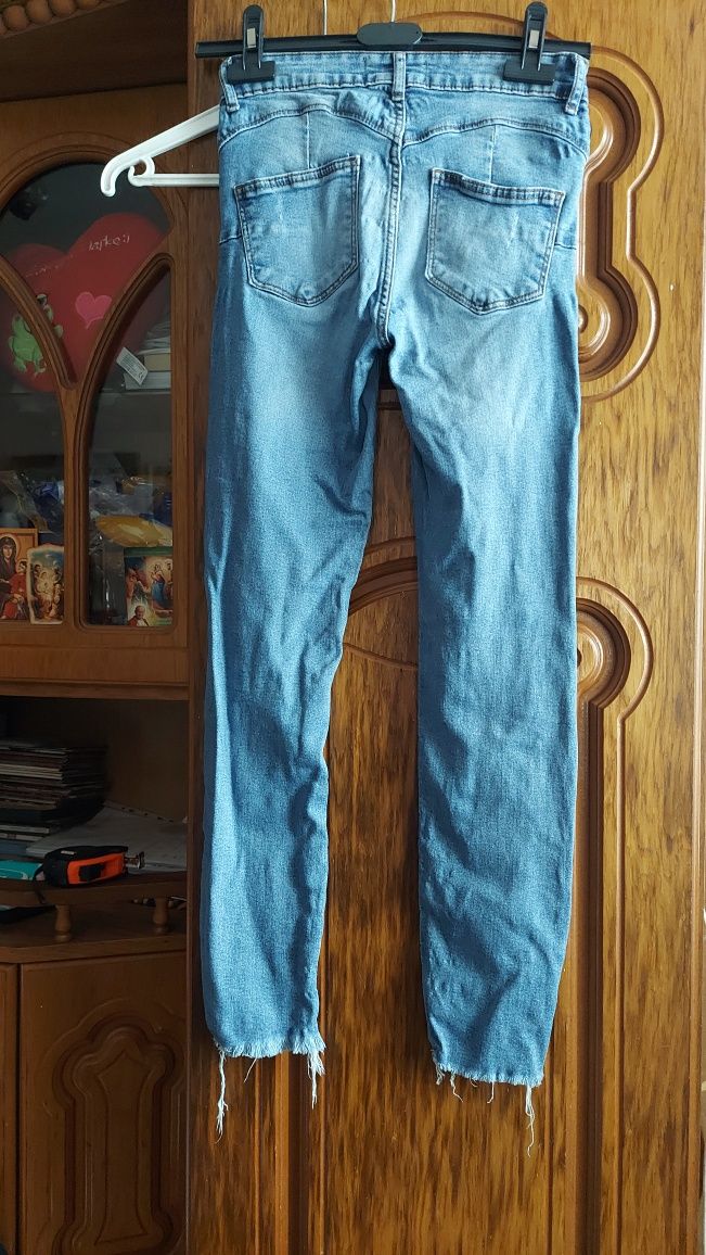 Spodnie jeansowe z dziurami Mohito 32.