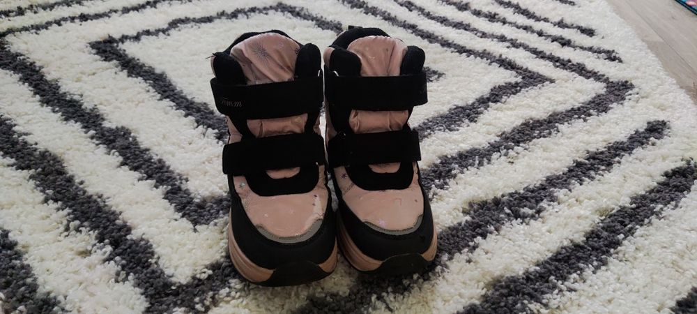 Продам ботинки зимние на девочку + свитер