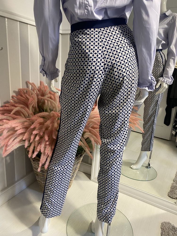 Materiałowe spodnie we wzorki H&M M